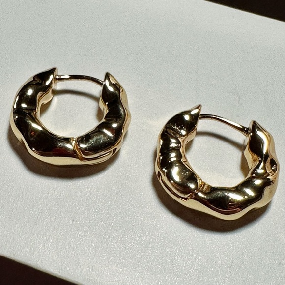NEW 14K Gold-Plated 925 Sterling Silver Irregular Wavy Hoop Huggie Earrings - Picture 7 of 13